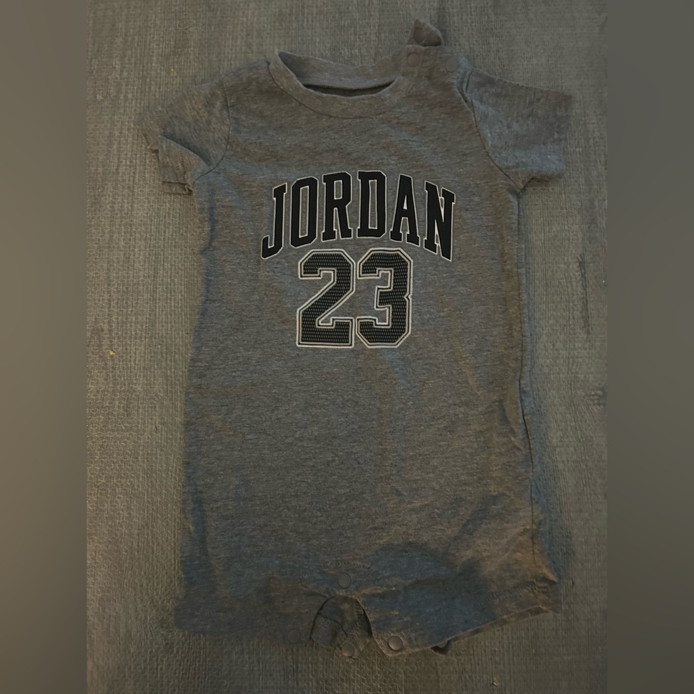 Jordan baby Gray Short Sleeve top. Size 0-6M